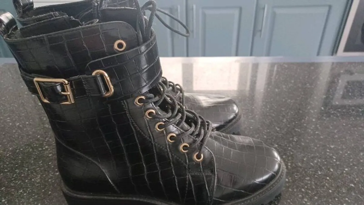 Womens clothing - Image 2