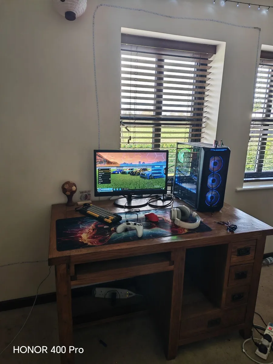 Solid wood oak desk - Image 1