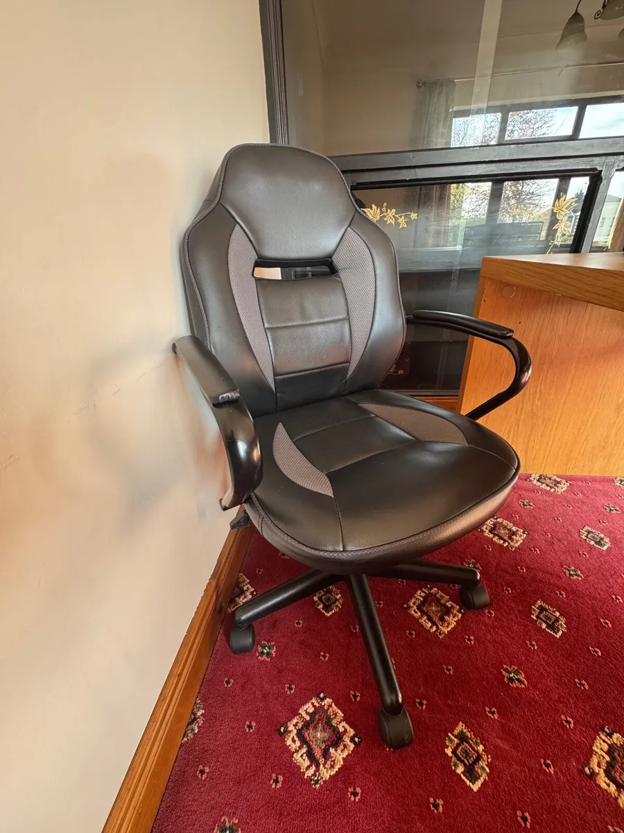 Office desk and chair - Image 2