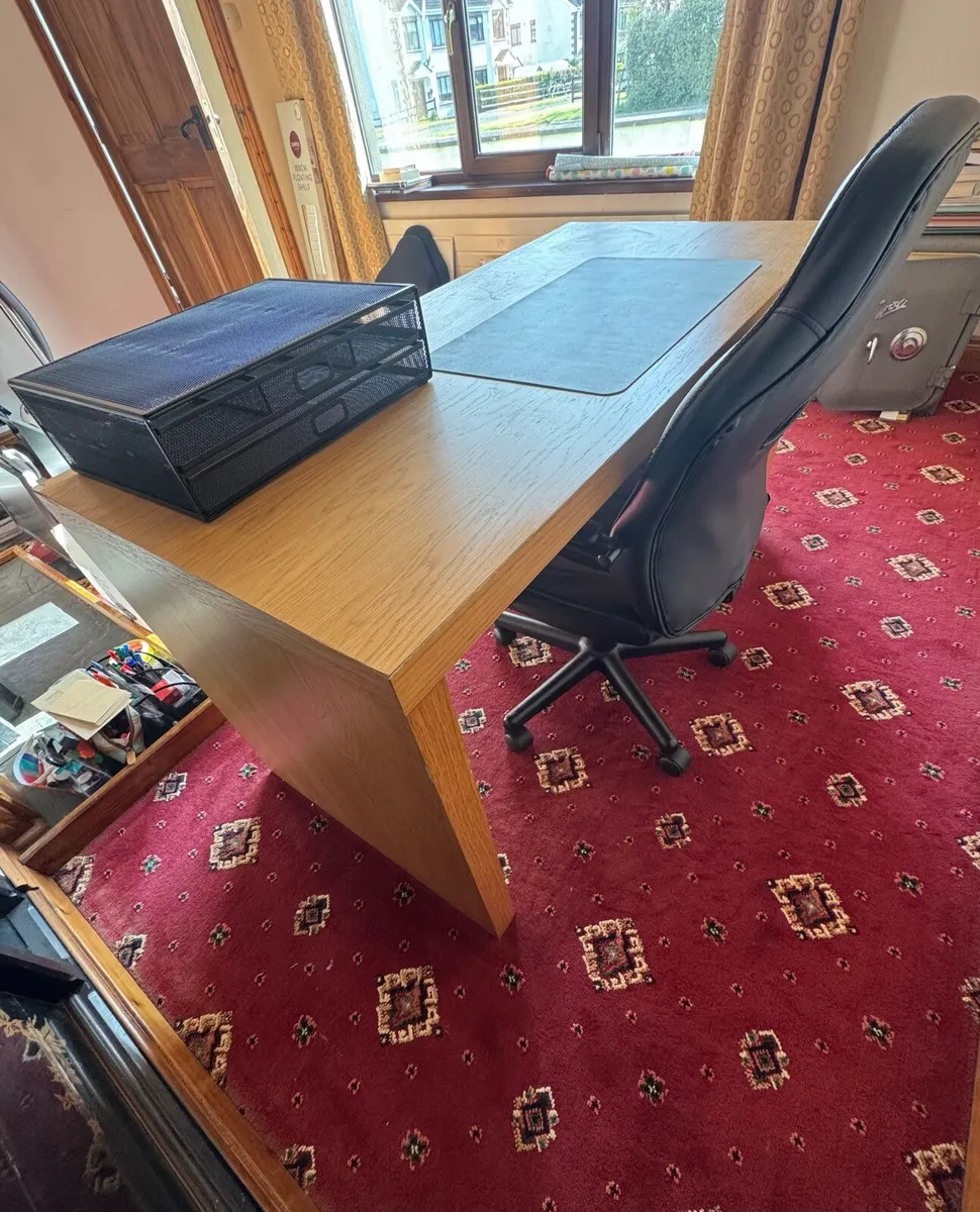 Office desk and chair - Image 1
