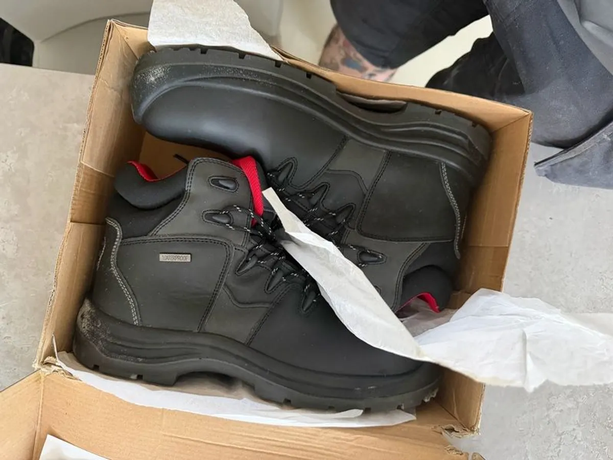 Steel toe work boots brand new. - Image 1