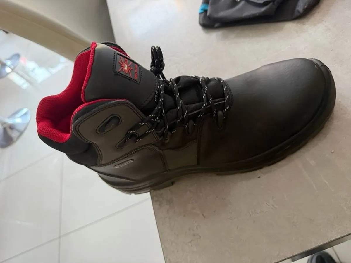 Steel toe work boots brand new. - Image 2