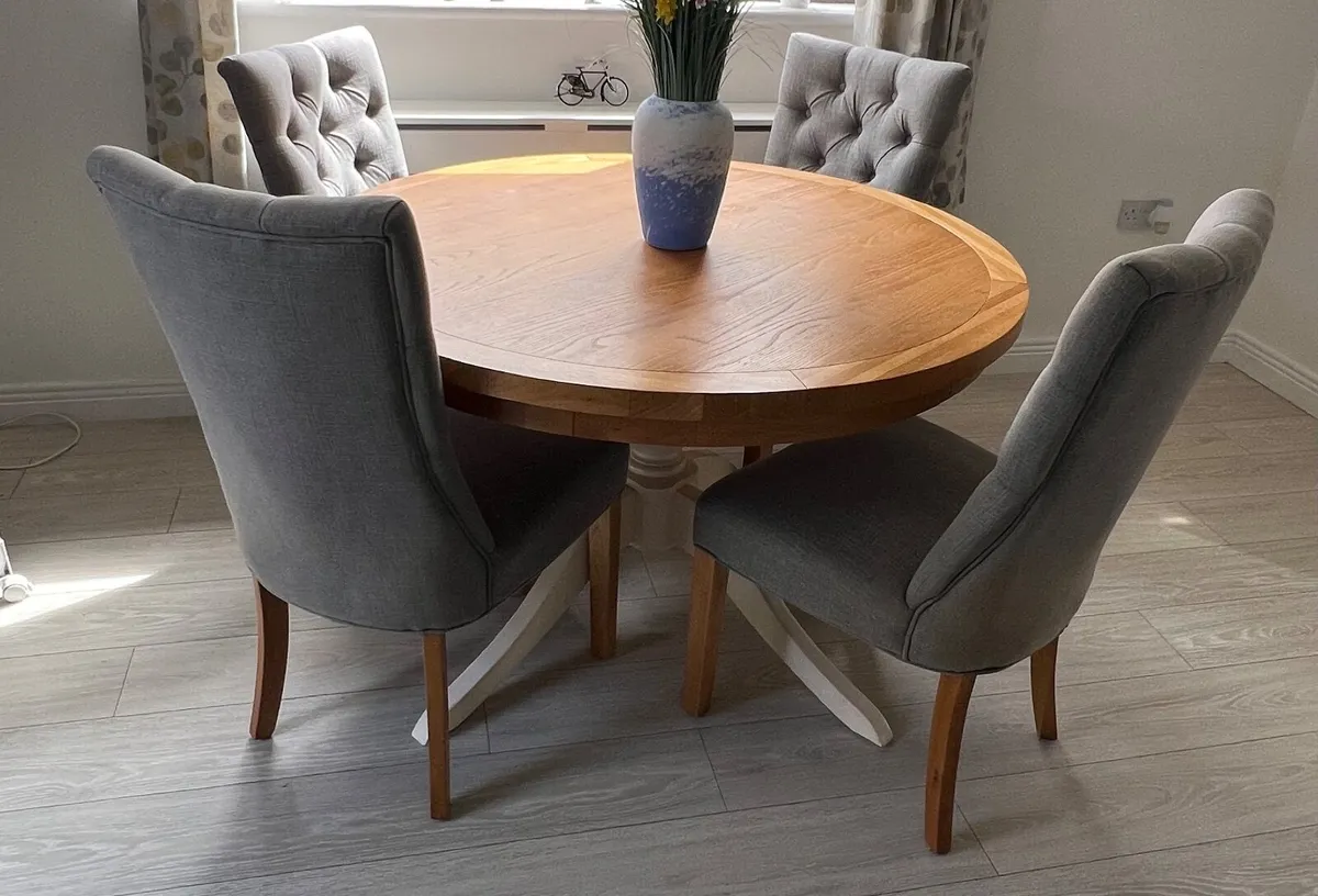 Table and chairs - Image 1