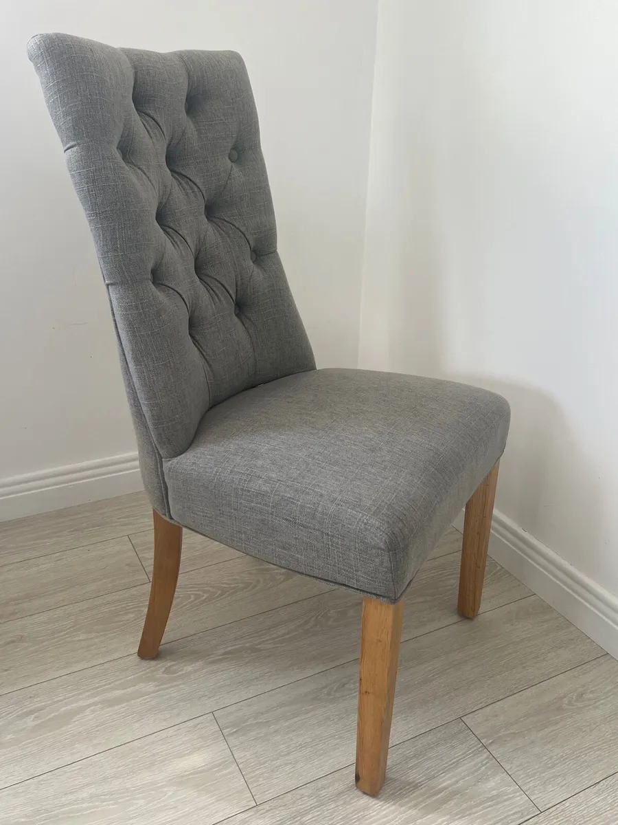 Table and chairs - Image 2