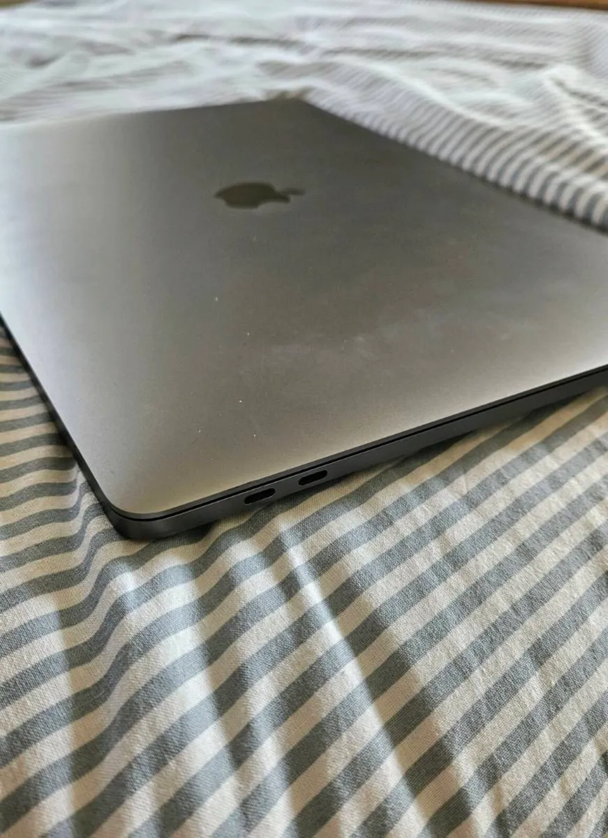 Apple Macbook Pro 15' (2018) i7 256gb SSD 16GB RAM - Image 4