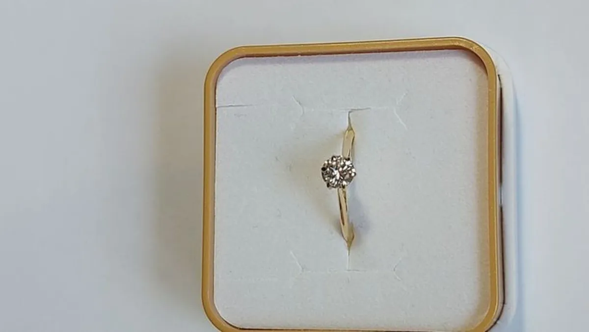 0.55ct VS1 Natural Diamond 18K Gold Ring AIG Cert - Image 2