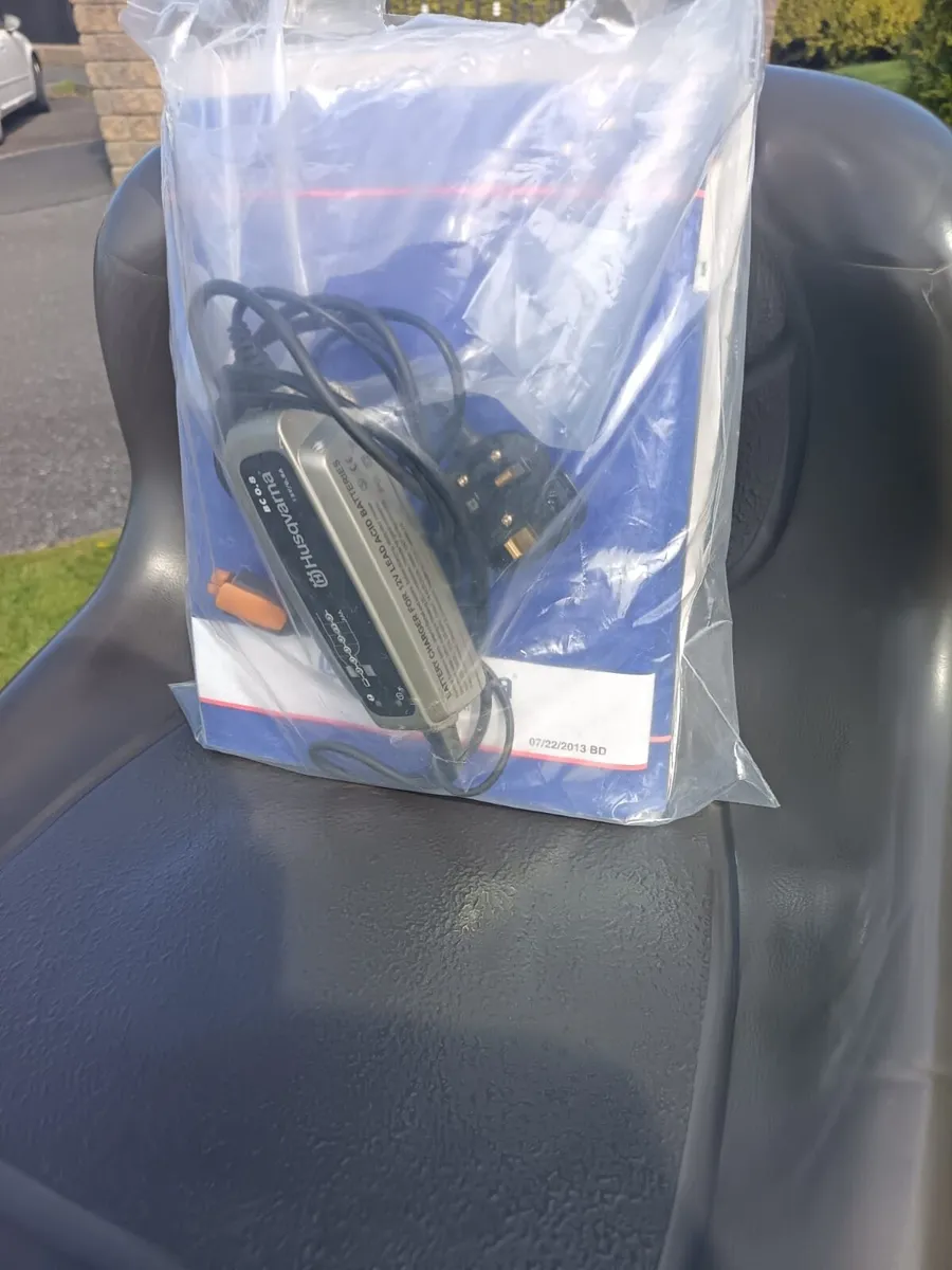 Husquvarna petrol ride on lawnmower - Image 4