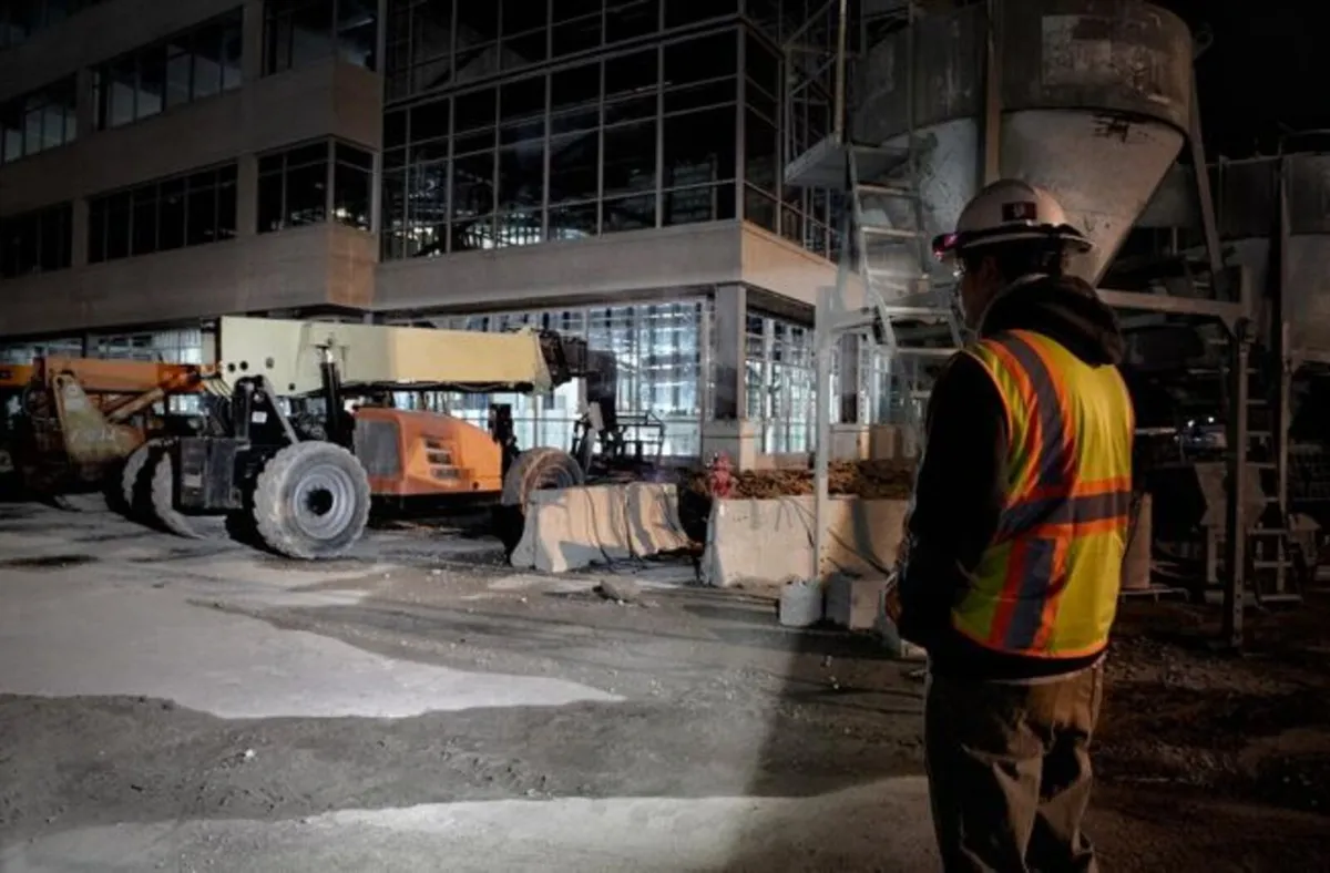 Milwaukee 600/475 Lumen Rechargeable Head Light - Image 2