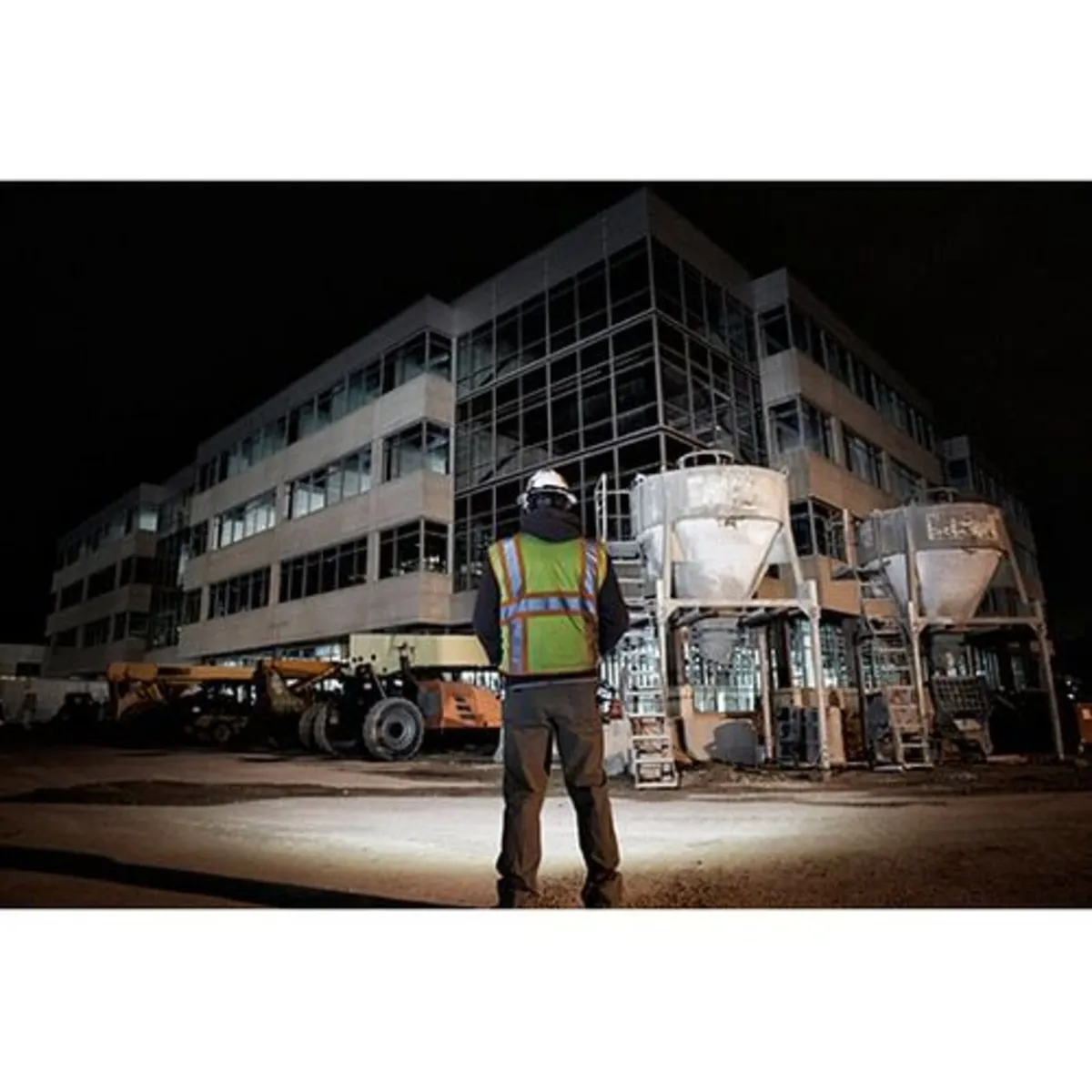 Milwaukee 600/475 Lumen Rechargeable Head Light - Image 3