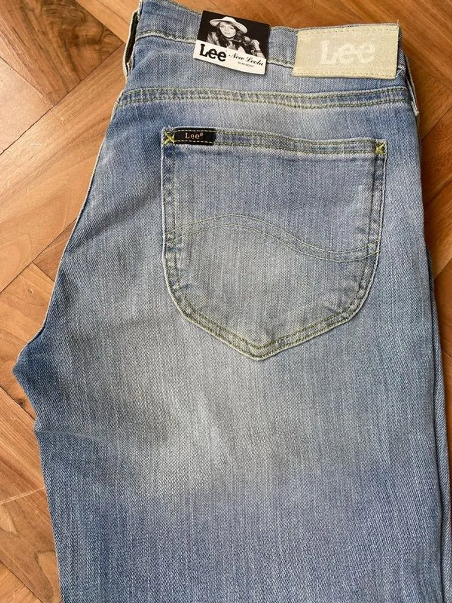 3 pairs of Lee Jeans women's 28"waist 33"leg - Image 3