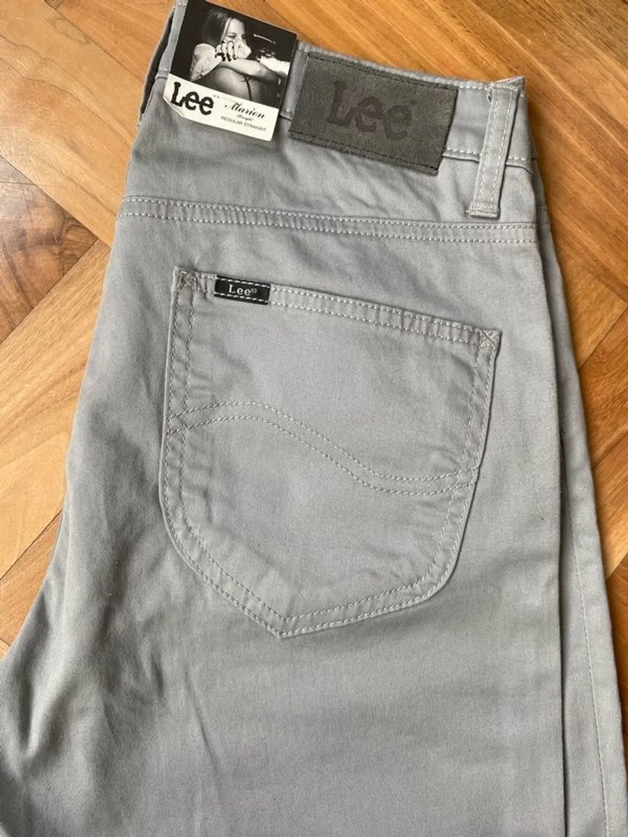 3 pairs of Lee Jeans women's 28"waist 33"leg - Image 1