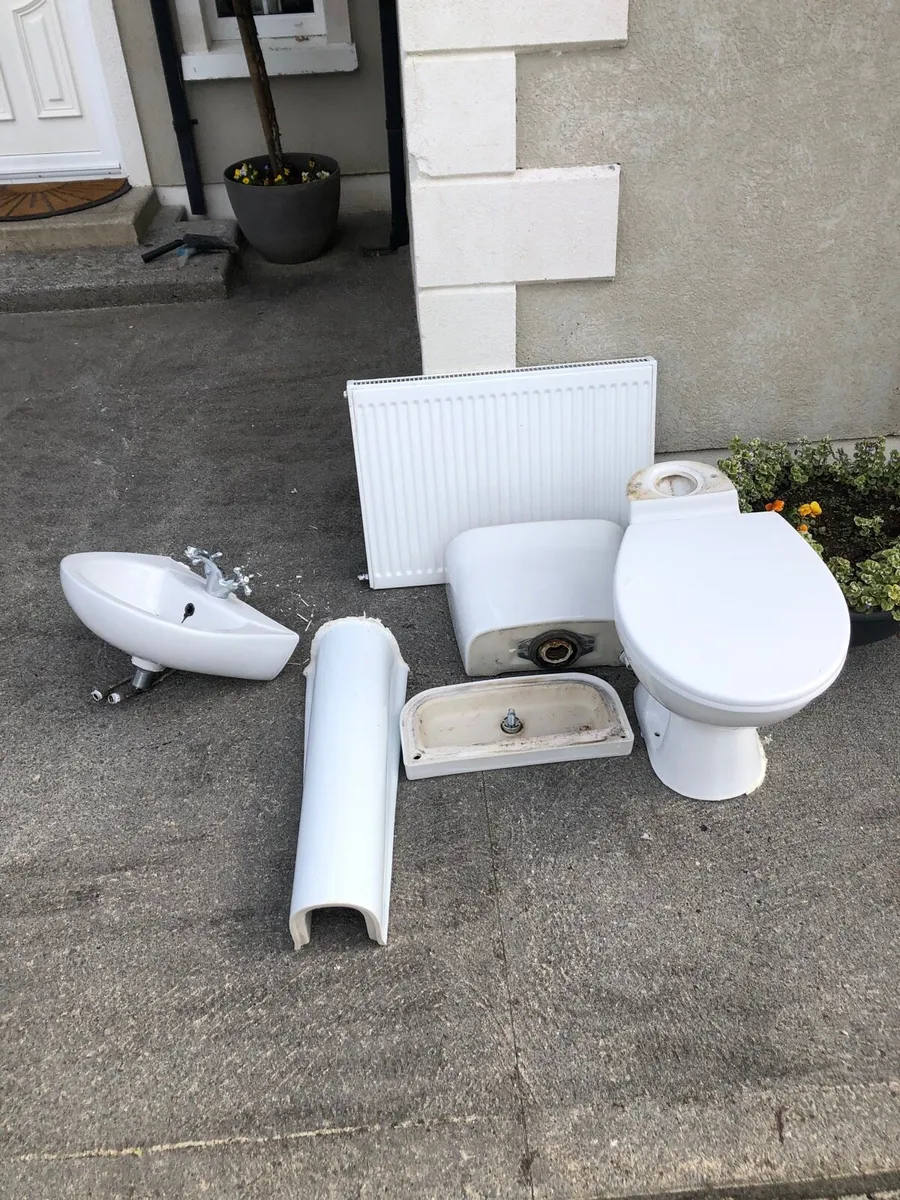 Bathroom suite - Image 1