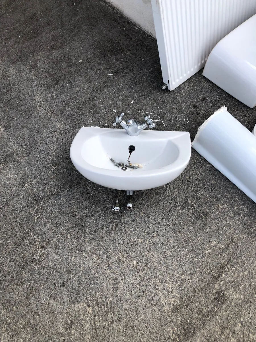 Bathroom suite - Image 3