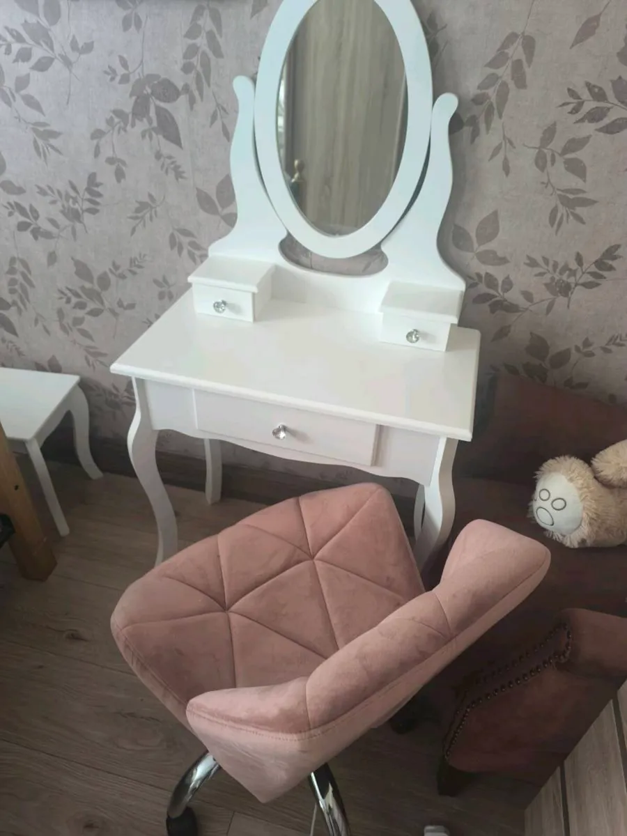 Beauty table and chair