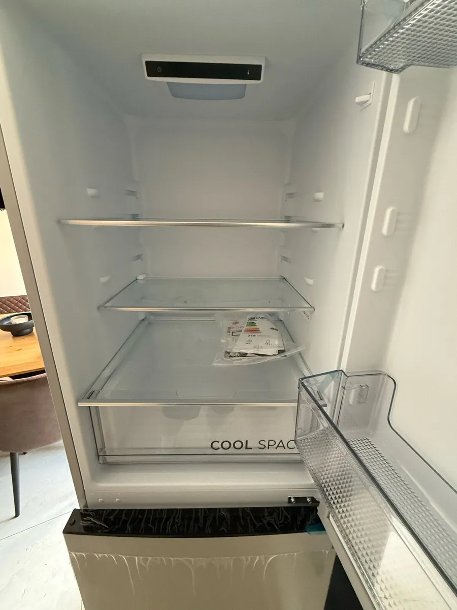 Hoover freestanding fridge freezer - Image 2
