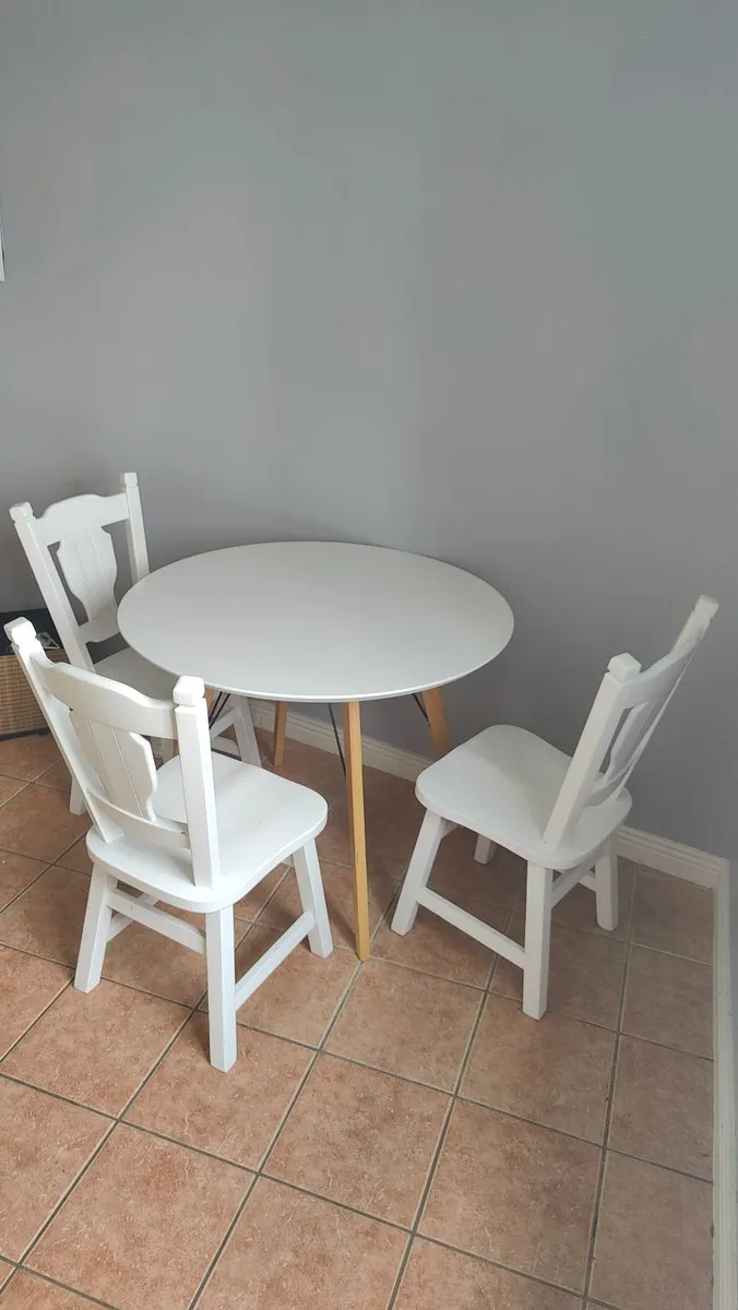 Immaculate Dining Table and Chairs - Image 1