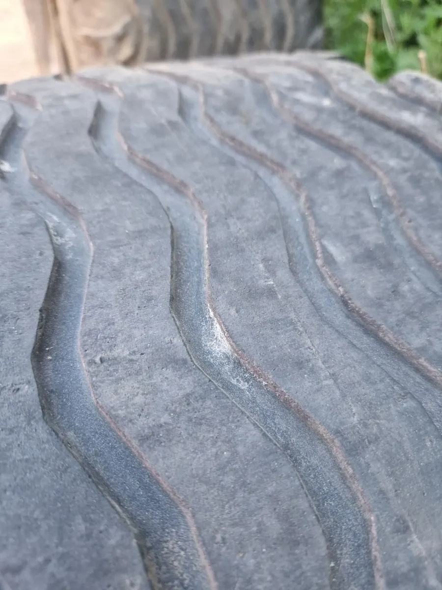 Tyres 400x65x 15.5 - Image 4
