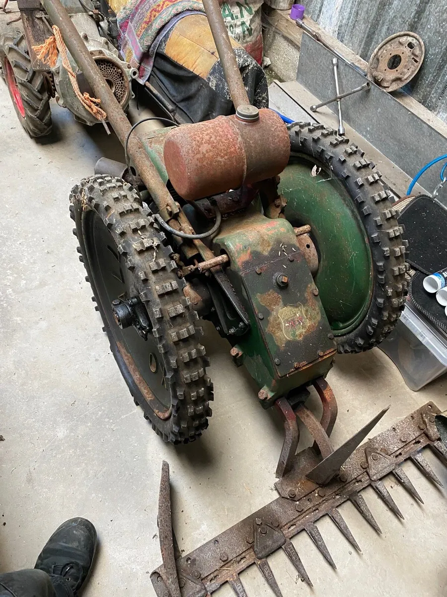 Vintage machinery - Image 1