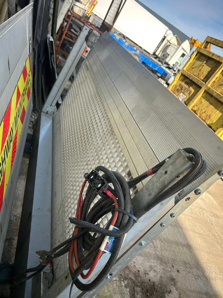 2025 DEL 500kg Column Tail Lift - Image 4
