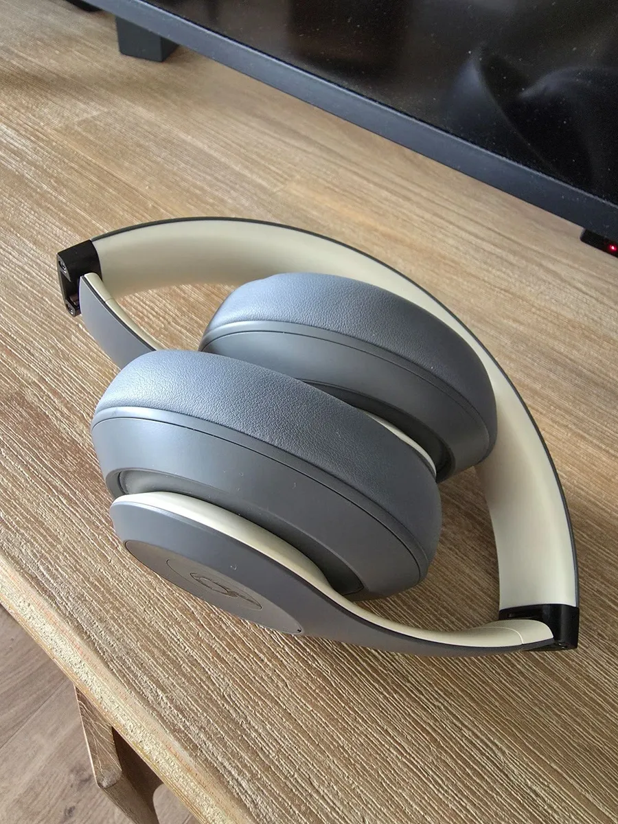 Beats Studio Pro Wireless Headphones - Image 3