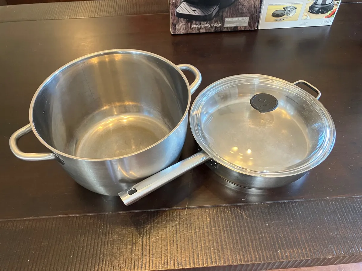 9 litre stockpot and 28cm deep pan with lid - Image 1