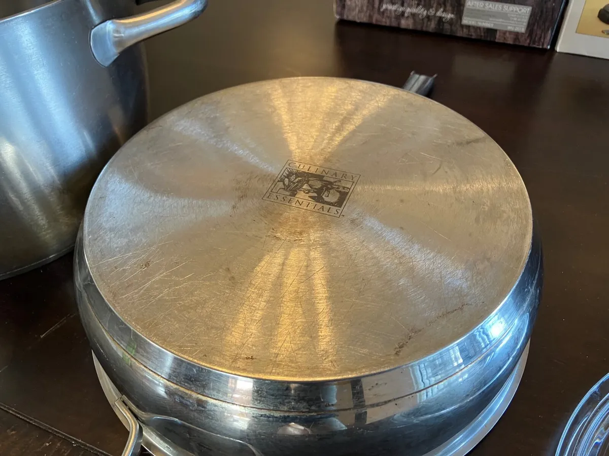 9 litre stockpot and 28cm deep pan with lid - Image 3