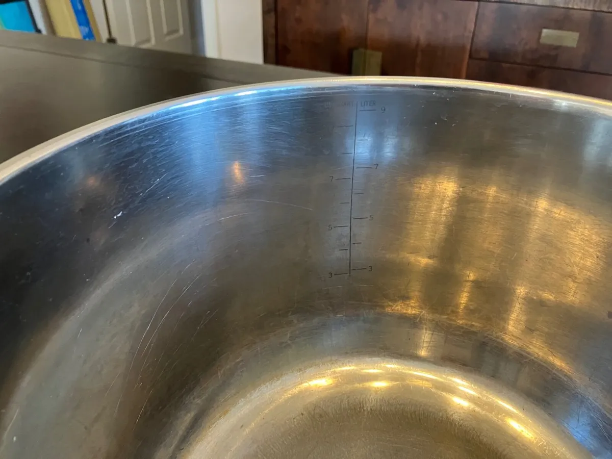 9 litre stockpot and 28cm deep pan with lid - Image 2