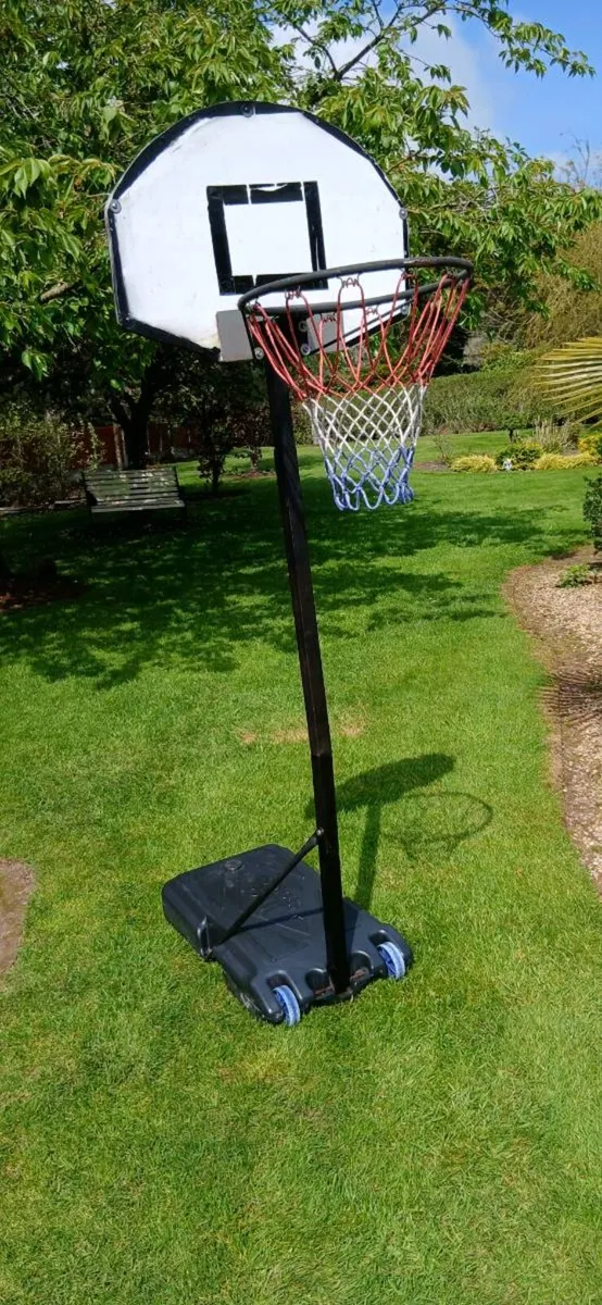 Basketball hoop - Image 1