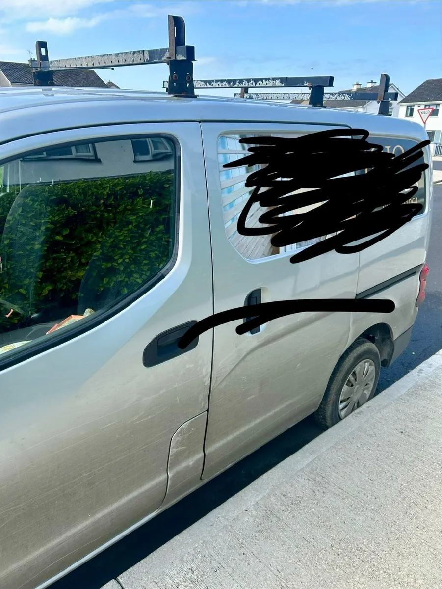 Nissan van - Image 1