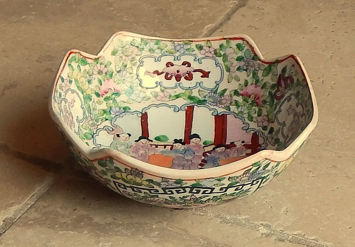 Chinese Porcelain Rose Medallion Style Bowl - Image 1