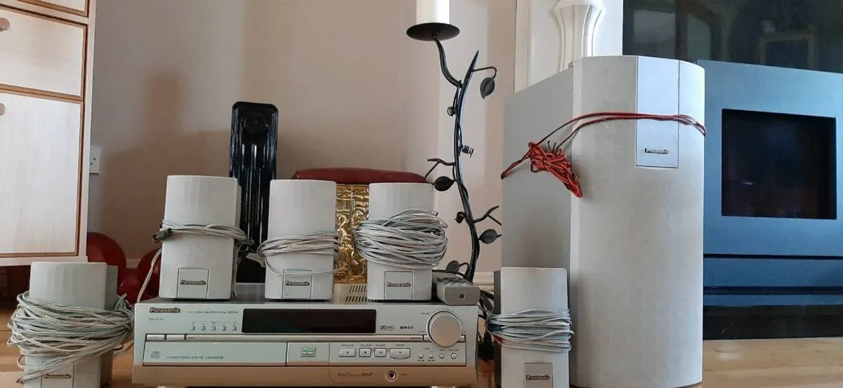 5 disc Panasonic DVD player with tuner - Image 1