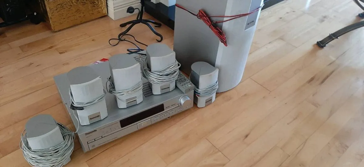 5 disc Panasonic DVD player with tuner - Image 3