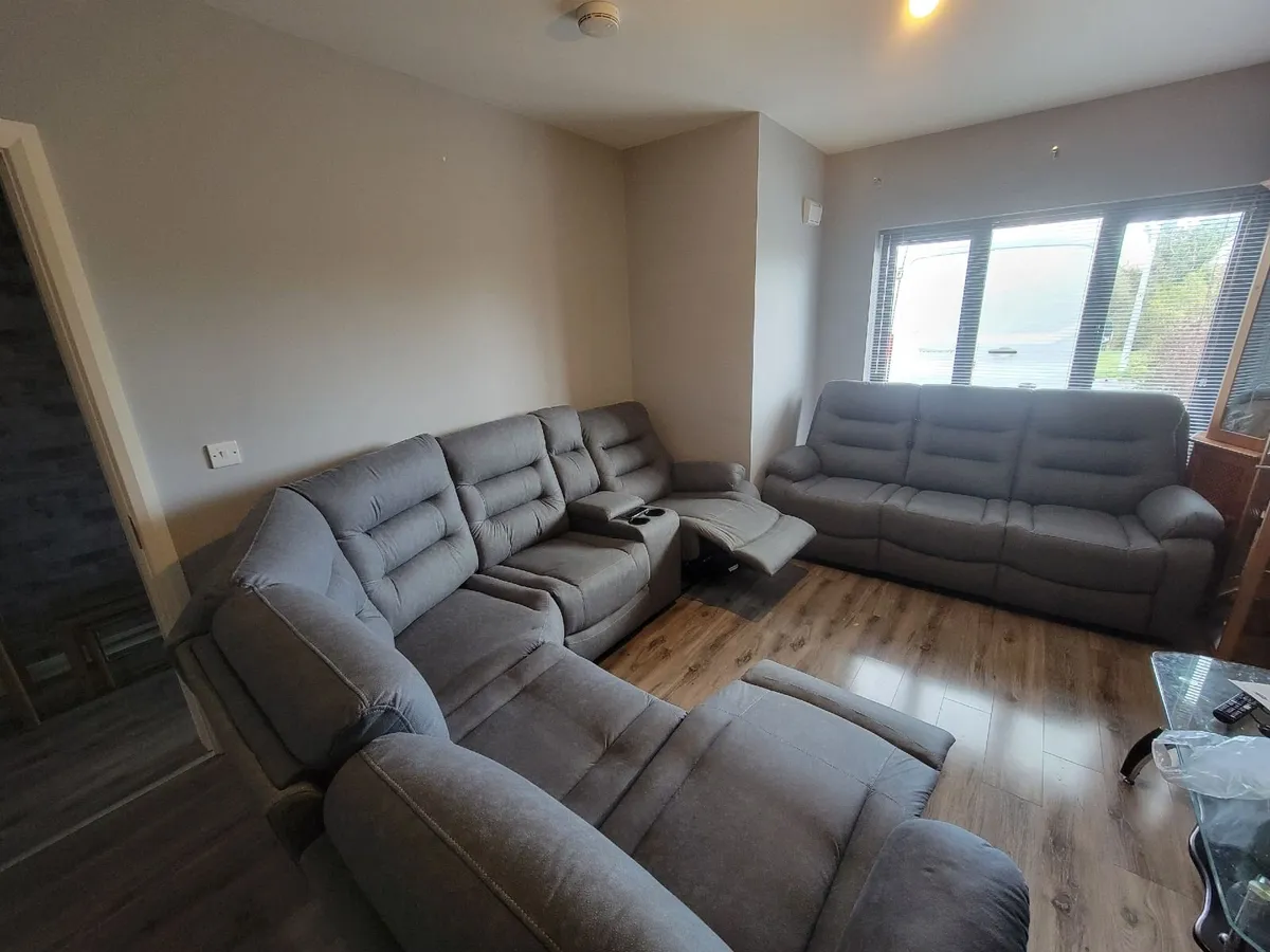 Ashford reclining corner  electric - Image 1