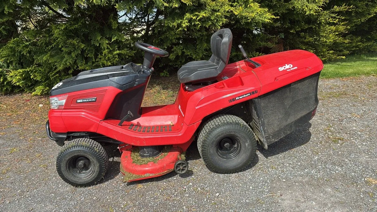 Ride on lawnmower - Image 1