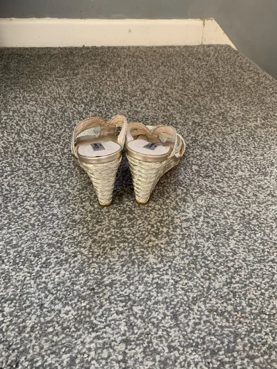 LK BENNETT FABULOUS GOLDEN SHOES - Image 3