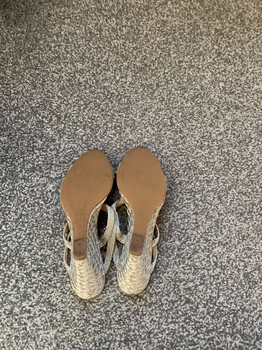 LK BENNETT FABULOUS GOLDEN SHOES - Image 4