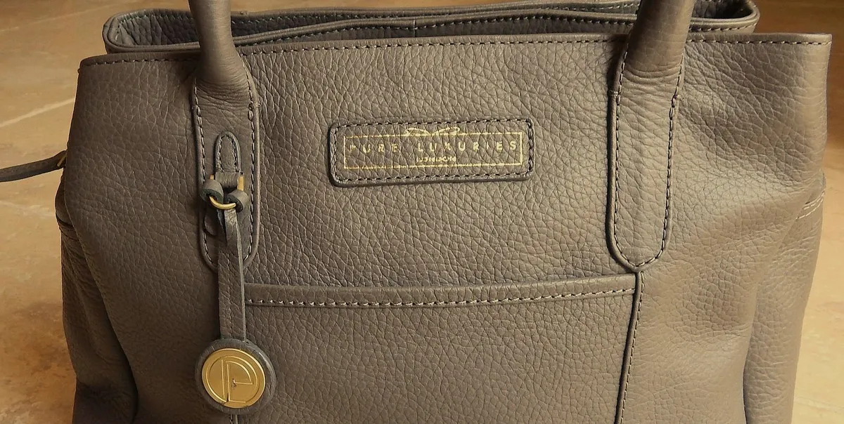 Pure Luxuries London Ladies Leather Handbag - Image 4