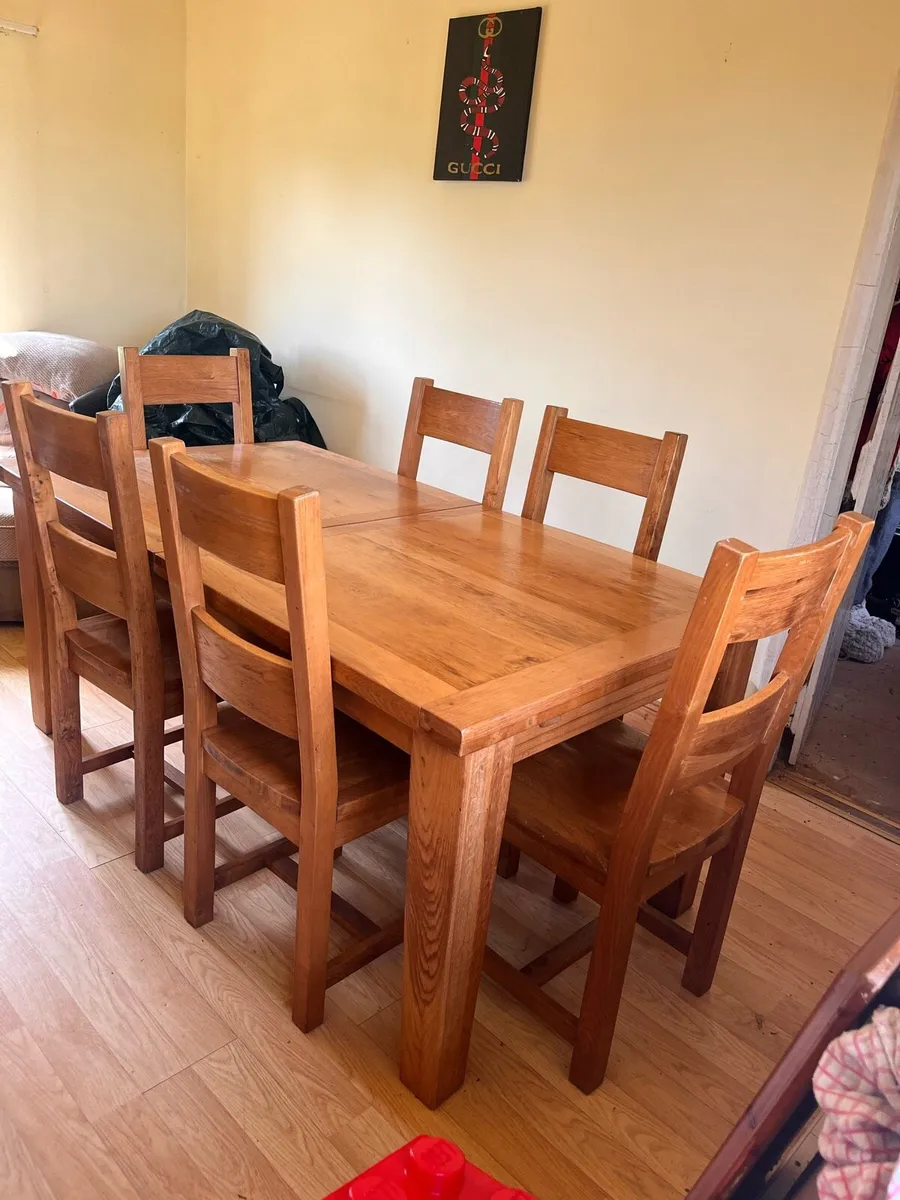 Table and 8 chairs - Image 1