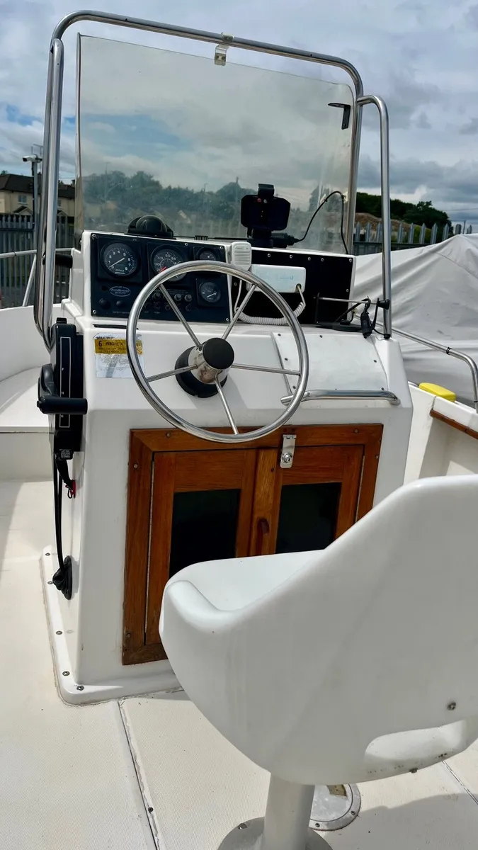 Boston Whaler Outrage 17 - Image 4