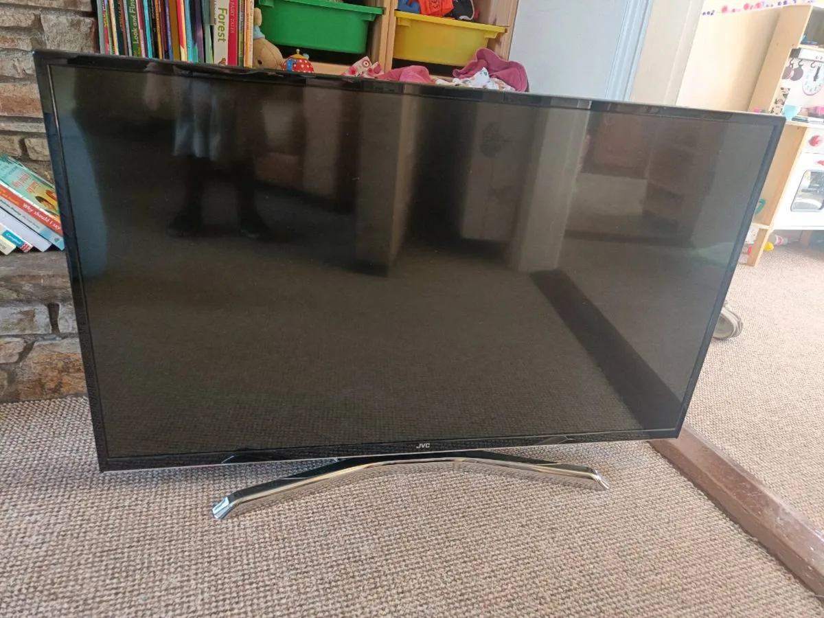 JVC 43" Smart TV - Image 2
