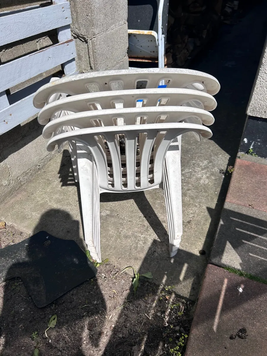 4 white Garden chairs - Image 1