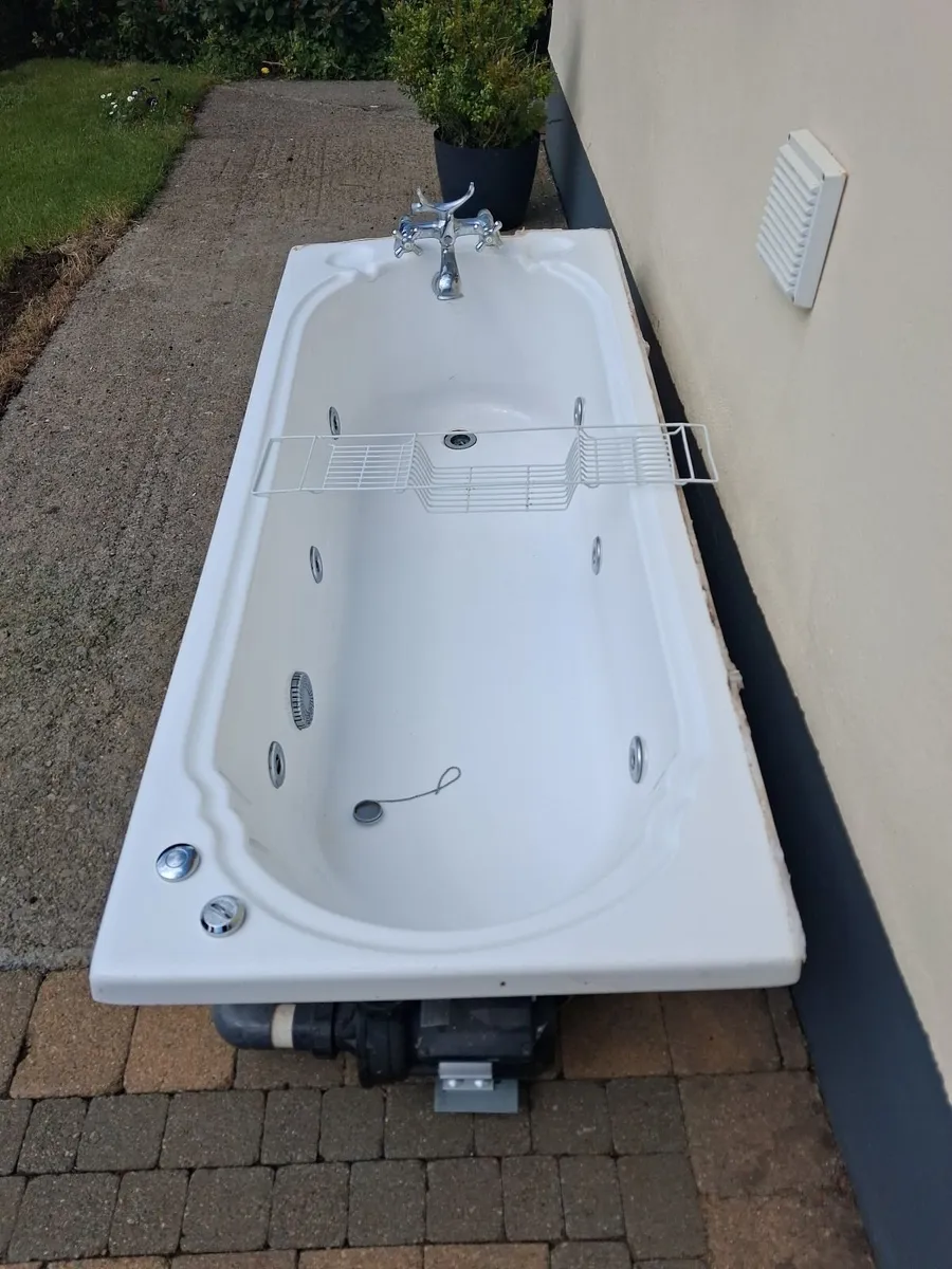 Jacuzzi bath - Image 2