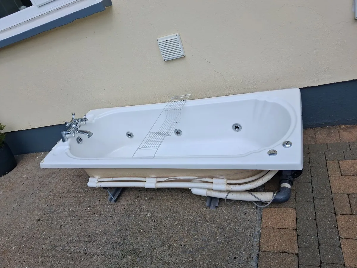 Jacuzzi bath - Image 3