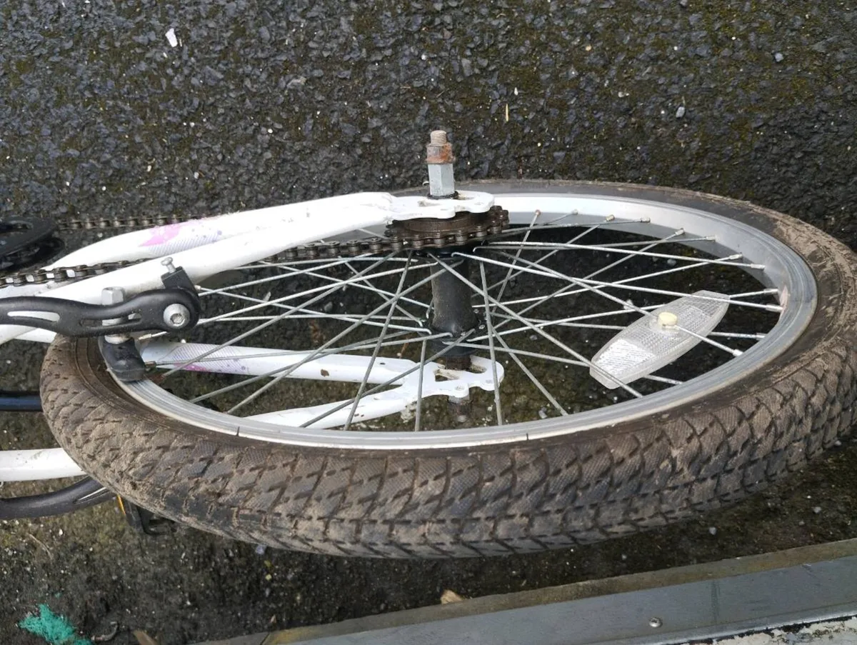 Girls 20inch bike - Image 4