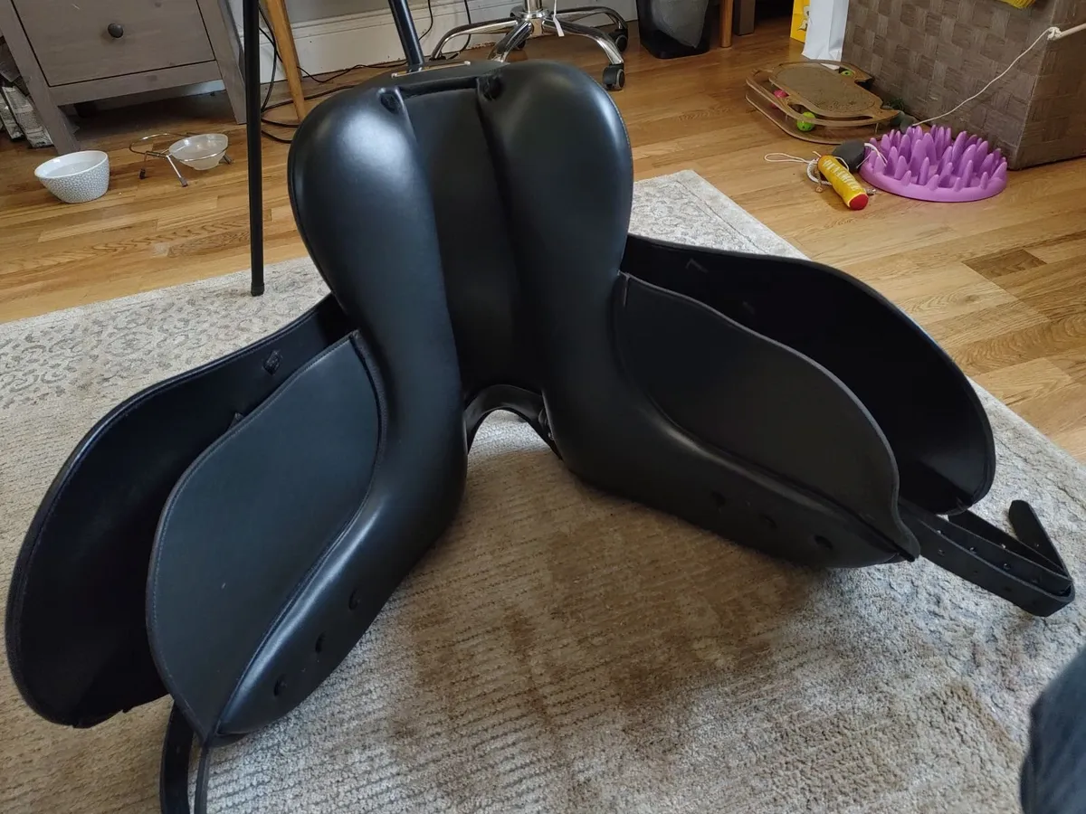 John Whittaker Harrogate Dressage Saddle 16.5" - Image 4