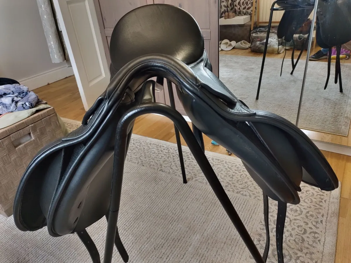 John Whittaker Harrogate Dressage Saddle 16.5" - Image 3