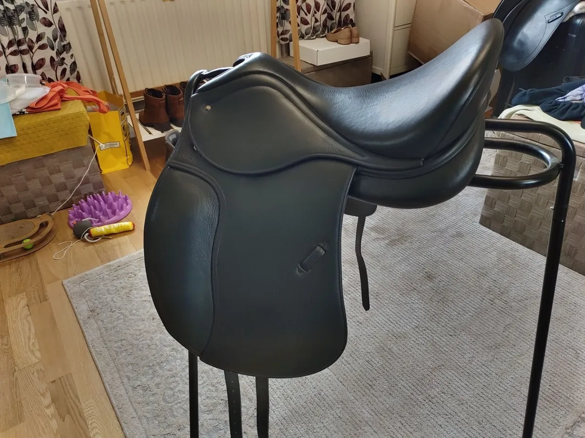 John Whittaker Harrogate Dressage Saddle 16.5" - Image 1