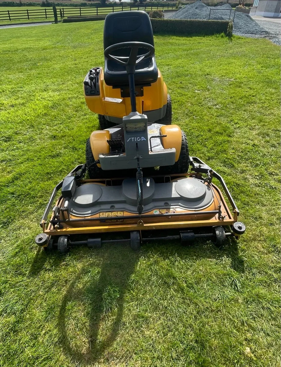 Ride on lawnmower - Image 1