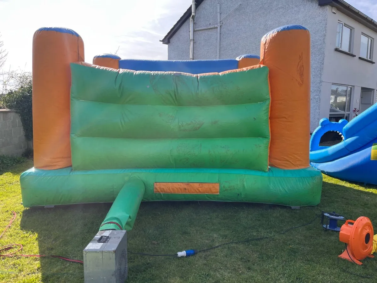 Simpsons bouncy castle - Image 3