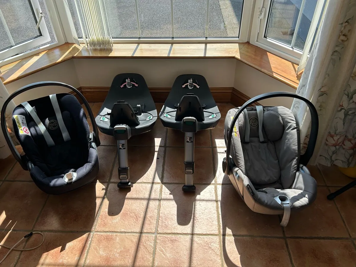 Car seats & adapters - Image 1